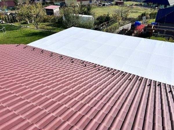 Zastrešenie strechy mliečnou plachtou