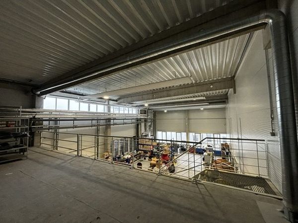 Priehľadná deliaca stena v hale