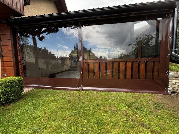 Dymové fólie s hnedým okrajom a uchytením na otočné zámky